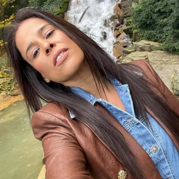 Meet your Posher, Karen - Picture 2 of 2